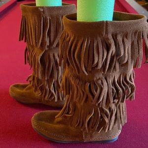 Minnetonka 3 Layer Fringe Boot NWOB